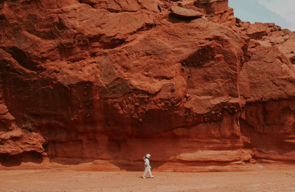 Afbeelding van een astronaut voor een stenen landschap. Gebruikt ter illustratie voor een blog over goede websites.